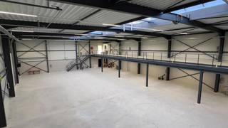 Nieuwbouw KMO-unit met 6 autostaanplaatsen te Beerse.592,6m² magazijn gelijkvloers + 153,1m² magazijn tussenverdieping + 51,5m²...