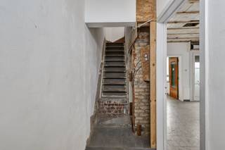 <p>Deze woning, gelegen op wandelafstand van de Markt, biedt een uitstekende opportuniteit voor wie op zoek is naar een eigendom die volledig naar eigen smaak kan worden ingericht. </p><p></p><p>Op het gelijkvloers begeeft u zich via inkomhal tot de woonkamer, eetkamer en keuken in aansluitend geheel, wat mogelijkheden biedt tot het creëren van een open en functionele leefruimte. En dit met zicht op een leuk stadstuintje. </p><p>Achteraan bevindt zich een badkamer met douche en apart toilet. Verder is er nog een ruime inpandige garage en bergplaats onder de trap. </p><p></p><p>Op het eerste verdiep bevinden zich 2 slaapkamers en extra kamer welke mogelijkheden biedt al extra douchekamer + toilet. </p><p>In het dakverdiep is er een 3de slaapkamer en nog een extra zolderkamer, ideaal als bergruimte. </p><p></p><p>De gunstig zuidwestgerichte tuin, zorgt voor privacy en aangename zonmomenten doorheen de dag.</p>