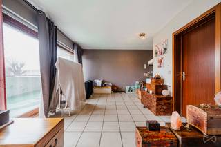 We Invest vous propose ce studio proche de toutes commodités et situé au RDC. Vous y retrouverez un espace salon avec son coin cuisine, un...