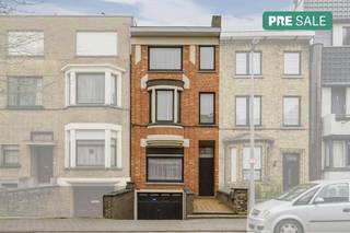 Deze woning is gelegen op een steenworp van het station, diverse scholen en het bruisende centrum. Hier kan u genieten van alles wat Kortrijk te bieden heeft.INDELING:Gelijkvloers:- inkomhal - uitgeruste keuken - gezellige eetplaats met onmiddellijke connectie naar de tuin - lichtrijke leefruimte - volledig onderkelderde garage Eerste &amp; tweede verdiep:- ingerichte badkamer en twee slaapkamers op het eerste verdiep- twee slaapkamers op het tweede verdiepExtra troeven:- epc label C (293 kWh/m²jaar)- zonnige tuin! - de woning is volledig onderkelderd (garage + bergruimte)- topligging in de Jan-BreydellaanWenst u meer info over deze woning of wenst u een bezoek ter plaatse? Contacteer Xan Debaenst - 0477 56 02 71 - xan.debaenst@dewaele.comDeze AI-visualisaties zijn bedoeld als inspiratie. Er werd geen rekening gehouden met technische specificaties, stedenbouwkundige voorschriften of de concrete mogelijkheden tot realisatie.De eigendom wordt aangeboden via de Pre-sale formule. Van 27/04/2026 om 12:00 tot 06/05/2026 om 12:00 kan u de woning op afspraak komen bezichtigen en een bod uitbrengen. De vermelde prijs is een instelprijs. Voor meer info, gelieve contact op te nemen met de dossierverantwoordelijke.Bestuursmaatregelen in het maatregelenregister: nee