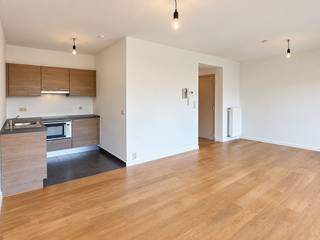 Deze ruime en lichtrijke studio verwelkomt u met een aangename leefruimte, voorzien van grote raampartijen die zorgen voor een overvloed aan natuurlijk licht en rechtstreeks toegang bieden tot het ruime terras.<br /><br />De open, geïnstalleerde keuken sluit mooi aan op de leefruimte en zorgt voor een praktisch en open geheel.<br />Verder beschikt de studio over een badkamer met ligbad met douchesproeier en een toilet.<br />Ook is er een handige technische berging die extra opbergruimte biedt.<br /><br />Het ruime terras vormt een absolute troef en biedt een heerlijke plek om in alle rust van de omgeving te genieten.<br /><br />Pluspunten:<br />+ Fietsenstalling op de gelijkvloerse verdieping<br />+ Rustig gelegen doch vlakbij het centrum van Boechout!<br />+ Staanplaats & berging mee te huren<br />+ Aangenaam terras<br /><br />Interesse in deze topstudio? Contacteer ons op 03 337 50 70 of via quinten@vbvastgoed.be