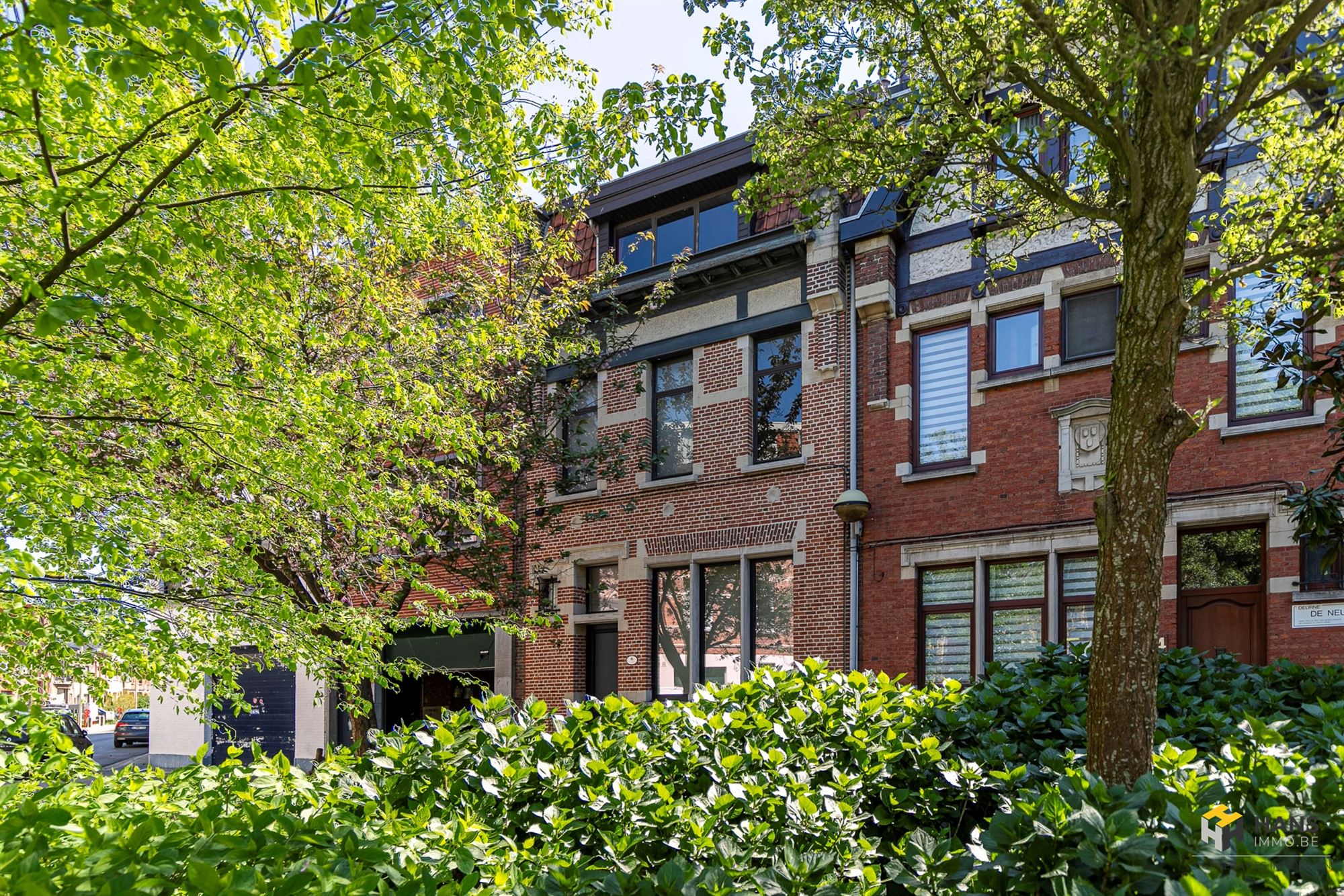 Karaktervolle woning (189 m²) met 3 slaapkamers en zuidgerichte stadstuin (40 m²) in Deurne. - foto 2