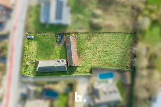 Prachtig stuk grond met hoeve te Oekene gelegen tussen riante nieuwbouwvilla's.<br /><br />Onder bepaalde voorwaarden kunt u voor de sloop en nieuwbouw het lager tarief krijgen van 6% btw (i.p.v. 21%), o.a.: de eigendom gedurende 5 jaar de enige en eigen woning van de bouwheer is en die een bewoonbare oppervlakte heeft van maximum 200 m².<br />Juiste info hierover: https://www.vlaanderen.be/belastingen-en-begroting/vlaamse-belastingen/registratiebelasting/verkooprecht/tarieven-in-het-verkooprecht/verlaagd-tarief-in-het-verkooprecht-voor-de-aankoop-van-de-enige-eigen-woning<br />of https://www.vlaanderen.be/bouwen-wonen-en-energie/bouwen-en-verbouwen/btw-tarief-van-6-bij-renovatie-en-sloop-en-heropbouw-van-woningen<br /><br />Doe een bod en bouw hier uw droomwoning!<br /><br />Deze eigendom wordt verkocht onder het systeem van START 2 FINISH.<br />Elk prijsvoorstel gelijk of hoger dan deze startprijs wordt voorgelegd aan de verkoper(s) die dit al dan niet kan aanvaarden.<br />Startprijs: 450.000 EUR