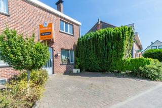 Een goed gelegen driegevelwoning met 2 slaapkamers, oprit, terras en tuin.Gelegen nabij alle faciliteiten, invalswegen en station.Op het...