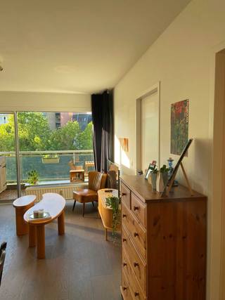 Gezellig appartement met terras in centrum Gent<br /><br />Welkom in dit instapklare appartement op de vierde verdieping, gelegen in een rustige straat op wandelafstand van het centrum van Gent. Met een mobiscore van 9,5/10 is dit een ideale woning voor wie comfort en bereikbaarheid combineert.<br /><br />Je betreedt de woonst via een verzorgde inkomhal met inbouwkasten. Dankzij de grote schuiframen geniet je van veel natuurlijk licht. Het ruime balkon biedt een aangenaam zicht op de heraangelegde tuin (2025), een perfecte plek om tot rust te komen. Vanaf de namiddag tot 's avonds stroomt de zon volop naar binnen. Zowel de slaapkamer als de leefruimte geven toegang tot het balkon. <br /><br />De keuken is volledig uitgerust en beschikt over voldoende opbergruimte. In de badkamer vind je een ligbad, toilet, wastafel, aansluiting voor een wasmachine en een praktisch meubel.<br /><br />Met een gunstig EPC (B) zijn de energiekosten bovendien bijzonder laag. Verder hoort er een private kelderberging bij en is er de mogelijkheid om fietsen binnen te stallen.<br /><br />Ook qua ligging scoort deze woonst uitstekend: een vlotte verbinding met het openbaar vervoer en een directe aansluiting op de Gentse binnenring en de autostrade. Op wandelafstand bevinden zich winkels, een cinema, gezellige cafés en tal van andere voorzieningen.<br /><br />Onder de tuin bevindt zich een ondergrondse parking waar regelmatig plaatsen te huur of te koop komen te staan.<br /><br />Onmiddellijk beschikbaar. <br /><br />Afspraak vast te leggen via: kareldestoutestraat138@gmail.com of bel ons op +32471673701<br /><br />Immokantoren hoeven ons niet te contacteren bedankt.