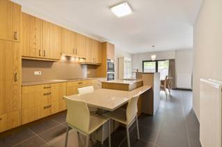 Dit energiezuinig appartement is gelegen in Geel-Stelen. Door zijn ligging zijn de omliggende gemeenten alsook de E313 vlot bereikbaar...