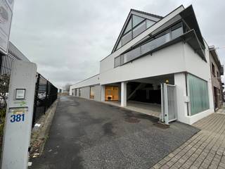 Commercieel gelegen handelspand met studio<br />Open kantoor/handelsruimte (510m²) en duplex appartement van 80m² op een perceel van 1220m². Ideaal gelegen langs een belangrijke verbindingsas/shoppingas Kortrijk-Wevelgem, vlakbij de internationale luchthaven Wevelgem-Kortrijk. Op amper 5min van op- en afrittencomplex R8 en E403 . Het moderne gebouw met industriële look heeft op het gelijkvloers een handelsruimte/kantoorruimte/werkruimte, biedt tal van mogelijkheden. Het is ontworpen als open landschapskantoor en showroom met sanitair en aparte keuken. Daarnaast is er nog een opslagruimte van 47m² en garage van 34m². <br />Het appartement (vooraan) is via een afzonderlijke toegang bereikbaar en omvat traphal, leefruimte met goed uitgeruste openkeuken, badkamer met dubbele wastafel, bad en douche. appart toilet. Via de open trap bereik je het ruime slaapgedeelte en dressing/stockageruimte. Ideaal als conciërgewoonst of voor verhuur. Topligging met MOBISCORE van 8.1/10