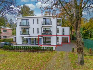 Dit gerenoveerd gelijkvloers appartement op wandelafstand van het dorp geniet de volgende indeling: Royale leefruimte (32m²), twee slaapkamers (18m²...