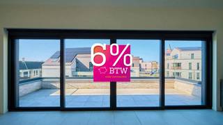 <span><strong>80% VERKOCHT!<br />Geniet van 6% btw, ook interessant voor investeerders! Informeer naar de voorwaarden.<br /><br /></strong>Wij zijn ook elke woensdag van 13 uur tot 16 uur aanwezig. Agnetenpark, Altijd thuis, overal dichtbij...</span><br /><br />Agnetenpark is een échte nieuwe buurt met verschillende woningtypes voor iedereen en voor elke (gezins)situatie. Maar in Agnetenpark leef je niet alleen op maat van de mensen maar ook op maat van morgen. Zo is er aandacht voor duurzame energie - denk maar aan zonnepanelen, geothermie (warmtepomp met aardwarmte) en waterrecuperatie - én duurzame mobiliteit. De woningen dragen ook het BEN-label (Bijna Energie Neutraal). Het E-peil ligt onder E20 waardoor er 5 jaar vrijstelling is op het kadastraal inkomen.<br /><br />Ook wordt er in Agnetenpark gezorgd voor het beste wooncomfort. Alle appartementen zijn volledig naar eigen stijl en keuze af te werken én is er standaard vloerverwarming voorzien. Ondergrondse staanplaatsen, kelder- en fietsenbergingen zorgen voor het mobiele comfort. Bovendien komt dit project in aanmerking voor aankoop aan 6% btw (onder voorwaarden).<br /><br /><span><strong>Walwoningen C - Residentie Deuster - APP 2.2</strong></span><br />- verdiep 2 - bovenste verdieping;<br />- bewoonbare oppervlakte: 78 m²;<br />- oppervlakte terras: 22 m²;<br />- 1 slaapkamer met hoog plafond (vide);<br />- berging aan de hal;<br />- leefruimte met vide - torenhoge plafonds;<br />- gedeeltelijk open ingerichte keuken;<br />- ingerichte badkamer;<br />- standplaats en berging in de afgesloten parkeerkelder.<br /><br />De materiaalkeuzes voor dit appartement werden gemaakt en het volledige appartement werd geschilderd.<br /><br />Vermelde prijs is exclusief ondergrondse parkeerplaats, berging en/of fietsenparking en exclusief registratie, BTW en notariskosten.<br /><br />
<p>In dit project is geïnvesteerd in een efficiënt en duurzaam geothermisch verwarming en koeling systeem (KWO systeem) dat samen met zonnepanelen en warmtepompen zorgt voor een zeer lage energiefactuur. Meer info over dit systeem vind je hier: www.jansenrealestate.be/wat-is-een-kwo-systeem</p>
<br />Een gevarieerd aanbod met een topafwerking, zorg voor de toekomst, het heden en het verleden, dat is wat het groene project Agnetenpark omschrijft. Bovendien komt dit project in aanmerking voor aankoop aan 6% btw (onder voorwaarden). Wij ontzorgen je ook voor de verkoop van je huidige woning! Voor meer uitleg helpen we je graag verder.