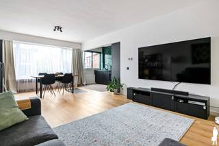 <p><strong>Luxueus gerenoveerd appartement (± 84 m²) met 2 ruime slaapkamers, en zonnig terrasje in de gegeerde Elsdonkwijk<br /><br /></strong>Op een absolute toplocatie in de Elsdonkwijk, bevindt zich op <strong>de eerste verdieping</strong> dit <strong>instapklare en energiezuinig appartement</strong>. Hier woon je in alle rust, in een kindvriendelijke omgeving, met scholen, winkels en verbindingswegen vlakbij.<br /><br />Dit appartement werd in 2022- 2023 <strong>totaal gerenoveerd met oog voor detail en kwaliteit</strong>, en combineert een warme, luxueuze uitstraling met hedendaags comfort. Het appartement is onmiddelijk beschikbaar.<br /><br /><strong>Troeven:<br /></strong>- Bouwjaar 1972<br />- Energiezuinig (EPC B)<br />- Eerste verdieping van een kleinschalig gebouw<br />- Halfopen gebouw, alle ruimtes hebben voldoende lichtinval<br />- ± 84 m² bewoonbare oppervlakte + terras ca. 6 m²<br />- Lage maandelijkse kosten ca €108/maand<br />- 2 ruime slaapkamers (ca. 15 m² en 15 m²)<br />- Stijlvolle badkamer<br />- Lichtrijke leefruimte met grote raampartijen<br />- Zonnig, zuidwest georiënteerd terras over de hele breedte van het appartement met zicht op groen<br />- Hoogwaardige materialen (parketvloer, zwarte tinten, moderne keuken, etc.)<br />- Recente totaalrenovatie (o.a. nieuwe ramen, hoogrendementsketel, elektriciteit, etc.)<br /><br /><strong>Indeling (ca. 84 m²):<br /></strong>- Ruime leefruimte<br />- Open keuken met alle voorzieningen<br />- Toegang tot het terras via de slaapkamers<br />- Berging/wasplaats<br />- Nachthal<br />- 2 slaapkamers met uitzicht op de tuin<br />- Badkamer met inloopdouche<br />- Aparte toilet<br />- Privatieve kelderberging</p>