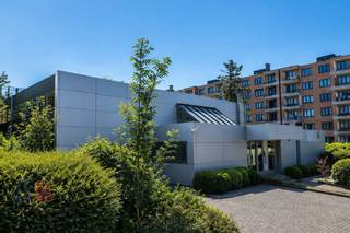 Kwalitatief en lichtrijk bedrijfsgebouw te huur, bestaande uit 400 m² instapklare kantoorruimte en 105 m² opslagruimte, strategisch gelegen nabij de R0 in Wemmel.<br /><br />Het gebouw beschikt over een duurzame betonstructuur met buitenwanden in geprefabriceerde silexpanelen en aluminium ramen met dubbel isolerend glas. Daarnaast werd het dak recent vernieuwd met EPDM-dakbedekking. Het pand is uitgerust met airconditioning en centrale verwarming op gas, wat zorgt voor een aangenaam werkcomfort het hele jaar door.<br /><br />De kantoren zijn praktisch en verzorgd ingericht, met vloerbetegeling op het gelijkvloers en vasttapijt op de eerste verdieping, waarbij comfort en functionaliteit centraal staan.<br />Aanwezigheid van privatieve parkeerplaatsen.<br /><br />Dankzij de uitstekende ligging vlakbij de R0 en de E40 geniet het gebouw van een vlotte bereikbaarheid, ideaal voor bedrijven die een centrale locatie belangrijk vinden voor zowel medewerkers als klanten.<br /><br />Aarzel niet en contacteer PANORAMA B2B voor bijkomende inlichtingen, plannen of een plaatsbezoek 0477 09 00 09.