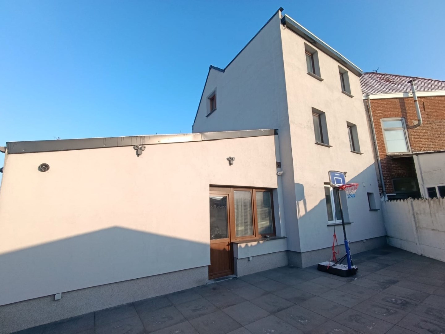 GERENOVEERDE HALFOPEN WONING MET 4 SLPKS EN RUIM TERRAS - foto 2