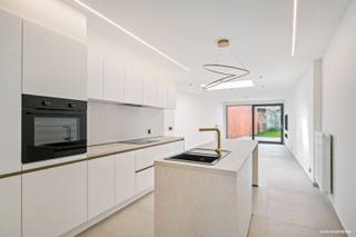 Deze volledig gerenoveerde woonst bestaande uit: inkomhal met toilet, ruime berging/wasplaats, open moderne ingerichte keuken, woonkamer - salon...