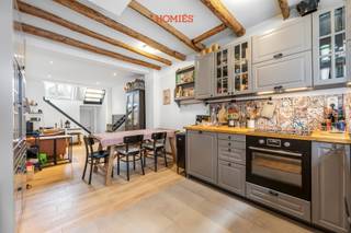 Achter een bescheiden en charmante gevel in de Mussenstraat schuilt dit gezellige maar verrassend ruime huis, ideaal voor wie op zoek is naar comfortabel wonen met een doordachte indeling. Op het gelijkvloers bevindt zich de aangename woonkamer, die in verbinding staat met de open keuken, wat zorgt voor een warme en huiselijke sfeer. Verder beschikt deze verdieping over een slaapkamer met aansluitende badkamer en toilet, wat het huis ook geschikt maakt voor wie graag alles op één niveau heeft. Op de eerste verdieping bevindt zich een veelzijdige ruimte die perfect kan worden ingericht als bureau of polyvalente ruimte, evenals een tweede slaapkamer, een badkamer en een apart toilet. Vanuit deze verdieping is er toegang tot een ruim en aangenaam terras, ideaal om in alle rust buiten te genieten. De bovenste verdieping beschikt over een derde volwaardige slaapkamer en een aparte badkamer met toilet, wat zorgt voor extra privacy en comfort. Dankzij de slimme indeling, de aangename volumes en de centrale maar rustige ligging is dit huis uitermate geschikt voor co-housing of een klein gezin dat op zoek is naar een gezellige woning met meer ruimte dan de gevel doet vermoeden. In de straat zijn bovendien parkeermogelijkheden voorzien voor bewoners met een bewonerskaart. Voor bijkomende informatie of een bezoek ter plaatse kan u terecht bij HOMIÉS, an eye for immo via 016 22 82 22 of info@homies.be.<br /> 