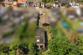 <h1><strong>Bouwgrond – 590 m² – Open bebouwing – Klinkaardstraat, Kapellen</strong></h1>
<h2><strong>Ligging</strong></h2>
<p><span>Het perceel bevindt zich in de <strong>Klinkaardstraat te Kapellen</strong>, een rustige en residentiële straat in de groene omgeving van de gemeente. Ter hoogte van <strong>huisnummer 136</strong> staat een bestaande woning (bron: openbare adresregistratie), wat aangeeft dat de straat voornamelijk bestaat uit <strong>klassieke woonbebouwing</strong> met een verzorgd straatbeeld. De buurt biedt een aangename mix van <strong>groen, privacy en bereikbaarheid</strong>, met vlotte verbindingen richting het centrum van Kapellen, winkels, scholen en openbaar vervoer.</span></p>
<h2><strong>Beschrijving van het perceel</strong></h2>
<p><span>Dit perceel van <strong>590 m²</strong> is ideaal voor het realiseren van een <strong>open bebouwing</strong> met <strong>aansluitende garage</strong>. De perceelconfiguratie laat toe om een moderne, comfortabele woning te ontwerpen met optimale lichtinval en tuinoriëntatie.</span></p>
<h2><strong>Bouwvoorschriften</strong></h2>
<p><span>De geldende <strong>richtlijnen voor halfopen tot open bebouwing</strong> zijn beschikbaar:</span></p>
<ul>
<li>
<p><span>Via onze website</span></p>
</li>
<li>
<p><span>Via de officiële website van de gemeente Kapellen</span></p>
</li>
</ul>
<p><span>Hier vindt u alle stedenbouwkundige bepalingen die van toepassing zijn op dit perceel.</span></p>
<h2><strong>Troeven</strong></h2>
<ul>
<li>
<p><span>Ruim perceel van <strong>590 m²<br /></strong></span></p>
</li>
<li><span><strong>Achterliggend weiland - altijd een groen uitzicht!</strong></span></li>
<li>
<p><span>Geschikt voor <strong>open bebouwing</strong></span></p>
</li>
<li>
<p><span>Mogelijkheid tot <strong>aansluitende garage</strong></span></p>
</li>
<li>
<p><span>Nabij centrum, winkels, scholen en openbaar vervoer</span></p>
</li>
</ul>
<h2><strong>Belangrijke opmerking</strong></h2>
<p><span>De getoonde illustratie is <strong>louter informatief</strong> en kan afwijken van de uiteindelijke bouwmogelijkheden. U bent zelf verantwoordelijk voor het aanvragen van een bouwvergunning. <br /></span></p>
<h2>Interesse?</h2>
<p><span>Laat deze kans niet aan u voorbijgaan. <br />Contacteer <strong>Vastgoed03</strong> via 03 568 03 03 of <strong>info@vastgoed03.be</strong> voor meer informatie of een bezoek.</span><span></span></p>