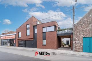 Welkom in Kortrijk! De site “Nieuwenhuyze” staat voor duurzaam en energiezuinig wonen in een bruisende stad, met tegelijk de rust en privacy van je eigen cocon. Dit kleinschalige nieuwbouwproject bestaat uit 4 exclusieve lofts (reeds 50% verkocht!), elk met een unieke grootte en indeling. Het project is gelegen in het hart van Kortrijk, op wandelafstand van de Leie.<br /><br />TROEVEN:<br />- Nieuwbouw met hoogwaardige afwerking<br />- Unieke lofts met veel licht en ruimte<br />- Centrale ligging nabij de Leie<br />- Rustig wonen in een levendige stad<br />- ...<br /><br />Hier heb je nog de keuze tussen twee unieke lofts:<br />- loft met inpandige garage en dakterras;<br />- loft met een gezellige stadstuin.<br /><br />Beide lofts beschikken over 3 ruime slaapkamers en een private tuin in de binnenkoer, waardoor rust en privacy gegarandeerd zijn, nabij het centrum.<br /><br />Centrale ligging in Kortrijk nabij de Leie = wonen met karakter, comfort én toekomstvisie.<br /><br />BOEK SNEL JOUW AFSPRAAK. <br /><br /> (*) Aankoopprijs zonder BTW en kosten