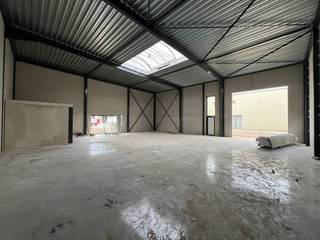 Deze nieuwbouw KMO-unit bevindt zich op slechts een steenworp afstand van belangrijke verkeersaders zoals de E40 en de N9 Brusselsesteenweg. Met...