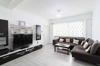 <p>Ideaal voor grote gezinnen. Deze woning ligt op een<strong> toplocatie</strong> in Merksem, vlak bij winkels, scholen en belangrijke invalswegen. Je geniet van een ruime tuin en voldoende parkeergelegenheid in de straat.</p><p>De woning bestaat uit een inkomhal - een lichte leefruimte met eetkamer - een apart toilet op het gelijkvloers - een volledig uitgeruste keuken met extra eetruimte - <strong>vijf volwaardige slaapkamers</strong> - een badkamer met inloopdouche en een grote tuin waar het hele gezin kan genieten.</p><ul><li>Ruime tuin</li><li>Goede ligging</li><li>Veel mogelijkheden</li><li>Gezinsvriendelijk</li></ul>