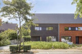Deze halfopen-nieuwbouwwoning staat te koop nabij het centrum van Lichtaart. Het huis heeft een bewoonbare oppervlakte van ca. 280m² en staat op...