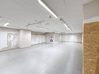 Cet établissement commercial polyvalent est situé dans la rue commerçante animée de Furnes. Avec une superficie généreuse (268 m²), c'est l'endroit idéal pour une boutique ou un magasin spécialisé. En plus de l'espace commercial actuel (160 m²), il y a un spacieux débarras (90 m²) et une cave.Pas de soucis de stationnement ni de traînées de marchandises dans le magasin : ce bâtiment dispose d'un garage et d'une entrée arrière par une rue calme. Il y a également une grande cave.Vous combinez ici le meilleur des deux mondes : un emplacement idéal pour vos clients et un confort de travail optimal pour vous-même.> détails :- vitrine : 8 m- chauffage central au gaz- sol carrelé- porte d'entrée automatique- unité de climatisation- plafond carrelé- Transports en commun à la charge du locataireContactez-nous dès aujourd'hui pour une visite et découvrez le potentiel de cette propriété ! Appelez le 0477 23 05 06.