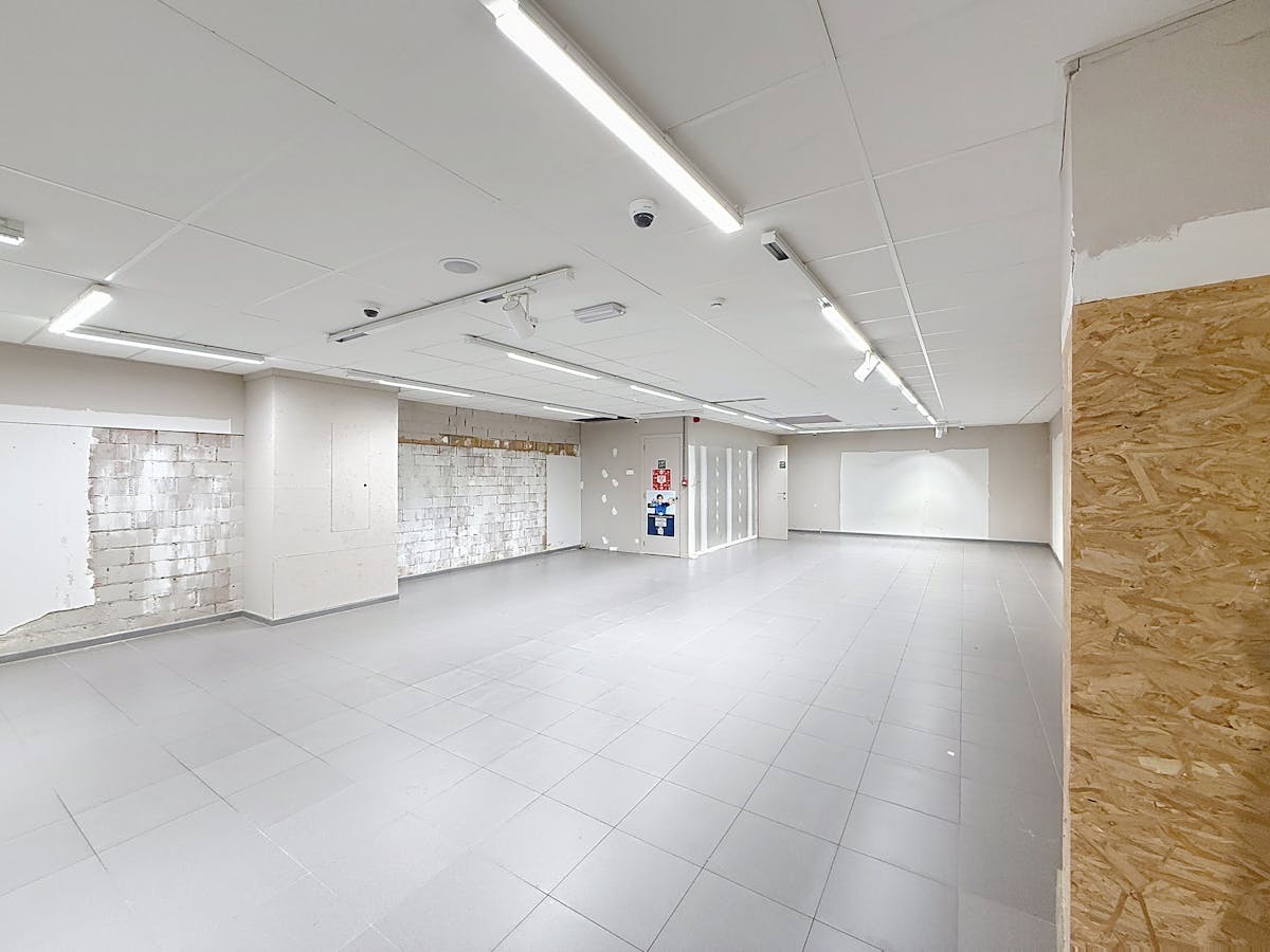 Ruim handelspand te huur in het bruisend hart van Veurne - foto 5