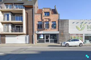 Dit <strong>handelspand </strong>(wellness op heden) <strong>met woonst</strong> geniet van een uiterst commerciële ligging langs de Meensesteenweg te Roeselare. De bewoonbare oppervlakte bedraagt 282 m² (volgens EPC-attest). Uitstekende bereikbaarheid dankzij de onmiddellijke nabijheid van de Rijksweg (N36), centrum, openbaar vervoer, etc. Indeling: onthaal/receptie, wachtruimte, hal, twee verzorgings-/massageruimtes, kleedkamer, extra ruimte (met hammam/Turks stoombad, verwarmde tafel in mozaïek en massagebad), relaxruimte met twee regendouches en bar, technische berging/wasplaats. Op de eerste verdieping bevindt zich het appartement bestaande uit een leefruimte met open keuken en één slaapkamer. Op zolder kan een extra hobby- of slaapkamer ingericht worden. Privé-parking voor vier wagens. Zonnepanelen | Ontdek de vele andere troeven op onze website www.bordes.be | Justine en Michel organiseren voor dit commercieel gebouw de bezoeken, mits het maken van een afspraak.