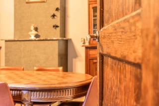 Welkom in de Thomas van Loostraat 28 te Oostende.Deze op te frissen beletage-woning vind je in de rustige Vuurtorenwijk, in de buurt van de Spuikom...