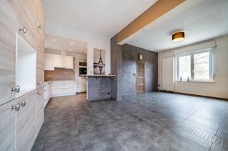 We Invest Hesbaye biedt deze halfopen bebouwing aan, gelegen in een doodlopende straat in Burdinne.<br /><br />Indeling:<br />Gelijkvloers: inkomhal, volledig uitgeruste keuken open naar de woonkamer met toegang tot het terras, apart toilet en wasruimte.<br /><br />Eerste verdieping: nachthal, 2 slaapkamers (13 m² en 17 m²), nieuwe douchekamer.<br /><br />Tweede verdieping: grote slaapkamer van 31 m² en bergruimte.<br /><br />Kelder: kelders.<br /><br />Buiten:<br />Twee terrassen waarvan één van 39 m², en een tuin.<br />Daarnaast is er een bijgebouw dat de mogelijkheid biedt om een vrij beroep uit te oefenen!<br /><br />Technische kenmerken:<br />Centrale verwarming op stookolie (Buderus) met thermostaat; warmwaterproductie via elektrische boiler; houten/PVC ramen met dubbele beglazing en rolluiken op het gelijkvloers; geïsoleerd dak en muren; slimme elektriciteitsmeter; ondergrondse stookolietank; septische put.<br /><br />Energieprestatie:<br />EPC: klasse E – Energieverbruik: 58.841 kWh/jaar – 363 kWh/m².jaar – Rapportnr.: 20260405008631<br /><br />Aanbod onder voorbehoud van aanvaarding door de eigenaars.<br /><br />Om andere exclusieve opportuniteiten te ontvangen, neem rechtstreeks contact met ons op!<br />Wij begeleiden u bij uw aankoop- of investeringsproject, evenals bij uw verkoopproject.<br />GRATIS en VRIJBLIJVENDE schatting van uw eigendom door uw expert: 0499/19.26.45