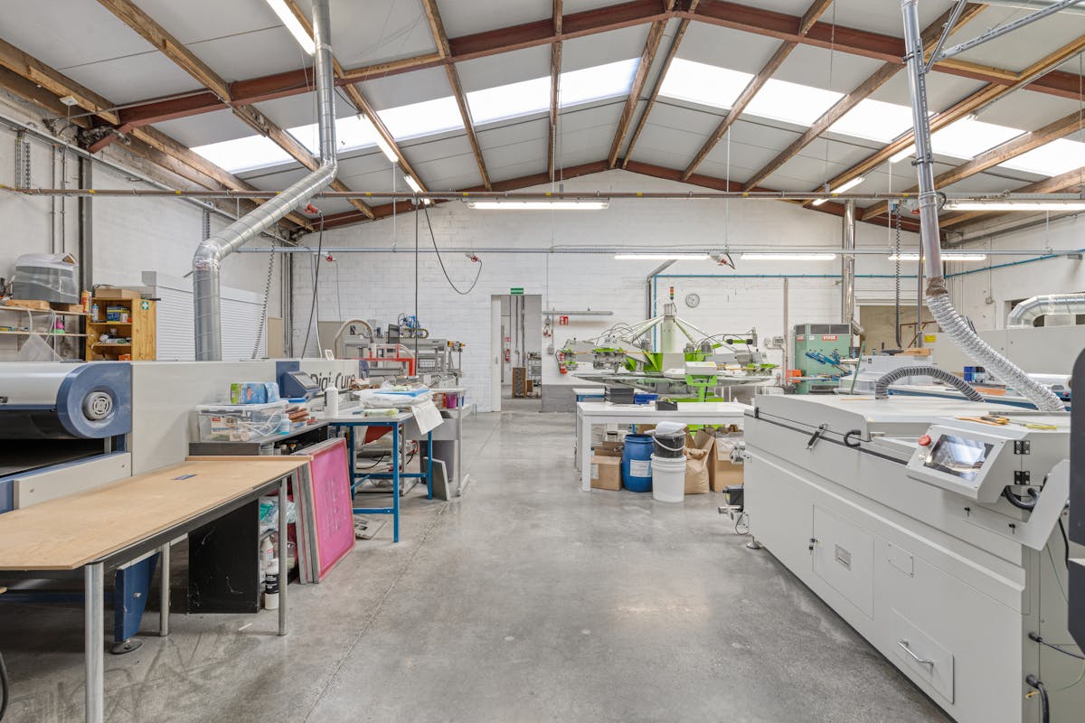 Bedrijfsgebouw met appartement op ca. 1.780m² in Lichtervelde - foto 5