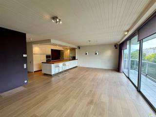 In de residentiële Fruithoflaan in Berchem vinden we dit ruime appartement van 124m² op de vierde verdieping, uiteraard met lift.Het appartement...