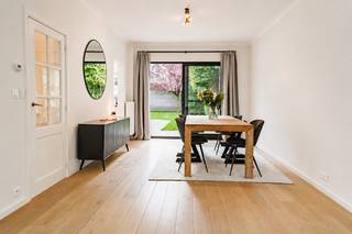 <p>In het gegeerde Elsdonk wacht een stijlvolle halfopen gezinswoning die ruimte, karakter en een bijzonder aangename woonomgeving moeiteloos verenigt. Met ca. 169 m² netto bewoonbare oppervlakte, vier slaapkamers, twee badkamers en een perceel van ca. 320 m² is dit een huis dat royaal aanvoelt zonder zijn warme, huiselijke schaal te verliezen.</p>
<p></p>
<p>Op het gelijkvloers zet de lichtrijke leefruimte meteen de toon, met grote raampartijen en een karaktervolle parketvloer. De volledig geïnstalleerde keuken sluit rechtstreeks aan op terras en tuin, waardoor binnen en buiten vanzelf in elkaar overvloeien. De oostgerichte, aangelegde tuin vormt een verzorgde groene achtergrond, terwijl de vernieuwde oprit, garage en private parkeermogelijkheid het dagelijkse comfort compleet maken.</p>
<p></p>
<p>Boven liggen vier volwaardige slaapkamers verspreid over twee verdiepingen, aangevuld met twee badkamers. Sinds 2020 werd de woning gericht vernieuwd, met onder meer een nieuwe keuken en badkamer, aluminium ramen met dubbele beglazing, een vernieuwd plat dak, voordeur en schuifraam, kruipkelderisolatie en een Vaillant-condensatieketel uit 2024. EPC C (229 kWh/m² jaar) en een conforme elektrische installatie maken het plaatje extra sterk.</p>
<p>Een bijzonder complete gezinswoning op een van die Elsdonk-locaties waar ruimte, rust en bereikbaarheid zelden zo mooi samenvallen.</p>
<p>Bezoekweekend op 19/09 en 20/09. Bod onder gesloten omslag.</p>