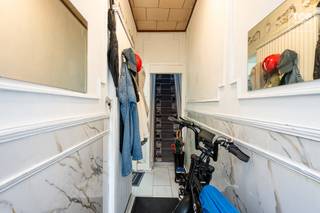 Instapklare woning op toplocatie nabij Dok Noord en het historisch centrum van Gent<br /><br />Welkom in deze instapklare woning, ideaal gelegen op wandelafstand van alle dagelijkse voorzieningen. Zo bevindt Dok Noord zich op slechts twee minuten wandelen en bereik je het historische centrum van Gent in amper tien minuten.<br /><br />Indeling<br /><br />Op het gelijkvloers vind je de inkomhal, een gezellige leefruimte, een ingerichte keuken en een apart toilet. Achteraan beschikt de woning over een koer.<br /><br />Op de eerste verdieping bevindt zich een ruime slaapkamer en een badkamer uitgerust met een lavabo, ligbad en toilet.<br /><br />De zolderverdieping omvat nog twee extra slaapkamers.<br /><br />Toekomstige heraanleg van de straat<br /><br />Momenteel werken Stad Gent en Farys samen aan een project om de Jacob van Maerlantstraat op te waarderen. Het nieuwe ontwerp zet in op een aangenamere leefomgeving met meer ruimte voor groen en ontmoeting, gecombineerd met een rustige verkeersafwikkeling. De straat wordt hiervoor ingericht als woonerf.<br /><br />De huuropzeg werd reeds gegeven, maar de huidige huurder woont momenteel nog in de woning.<br /><br />Interesse in deze woning? Contacteer Top Vastgoed voor meer informatie of een bezoek via 0475 700 700.