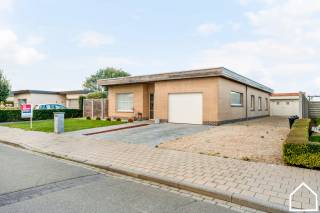 Gelijkvloerse woning met 3 SLPKS, garage en tuin in een rustige buurt te Houthulst.<br /><br />ONTDEK DE VASTGOEDVIDEO; https://youtube.com/embed/_CXtPWZ-tAY<br /><br />Indeling;<br /><br />Inkom (3,5m²) - open leefruimte (26m²) - Volledig uitgeruste keuken met eiland bestaande uit: vaatwasser, Amerikaanse frigo, SMEG gasfornuis 7 pits met 3 ovens en warmhoudplaat, microgolfoven en wasbekken (20,8m²) - apart toilet - inpandige garage met automatische sectionale poort, douchecel en inbouwkasten (26,2m²) - nachthal (8,3m²) - 3 slaapkamers (15,2m² - 12,5m² - 10,5m²) - bergruimte / bureau (5,1m²) - badkamer met handdoekradiator, toilet, ligbad, dubbele lavabo, inloopdouche (9,3m²) - tuin met terras (140m²) - tuinberging (26m²) zij-oprit (100m²)<br /><br />Extra: overal centrale verwarming op aardgas, conforme EK, zonnepanelen, elektrische rolluiken, alles op het gelijkvloers, asbestveilig,...