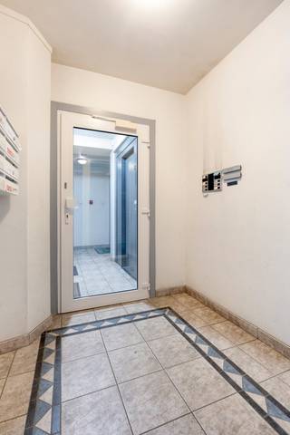 Dit instapklaar en energiezuinig appartement met 2 slaapkamers is gelegen in Kessel-Lo, op slechts 7 minuten fietsen van Leuven centrum. <br /><br />Bij het betreden van het appartement komen we in de inkomhal met apart gastentoilet en vestiairekast. Verder wandelen we door naar de lichtrijke woonkamer en volledig geïnstalleerde keuken. Hier vinden we ook het ruime terras van 27m².<br /><br />Verder hebben we nog 2 ruime slaapkamers van 13 &amp; 12,5 m², een badkamer met douche en enkel lavabo en een praktische berging met aansluiting voor wasmachine en droogkast.<br /><br />Verder is er een carport, een private kelderberging en een gemeenschappelijke fietsenstalling.<br />De carport dient verplicht bij aangekocht te worden voor 25.000 euro.<br /><br />EPC A. De verwarming is op aardgas. Elektriciteit is conform. Asbestveilig (maar mogelijk niet asbestvrij).<br /><br />In het gebouw bevindt zich een lift.<br /><br />Alle tellers voor de nutsvoorzieningen zijn privaat. <br /><br />Bij verdere vragen of interesse kan u ons steeds contacteren!