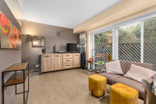 De recente residentie Maple Leaf is rustig en centraal gelegen op de hoek van de Diksmuidse Heerweg en de Sint-Sebastiaanstraat. Het appartement heeft een uitstekende verbinding en biedt u alle hedendaags wooncomfort. In de onmiddellijke nabijheid vindt u winkels, openbaar vervoer, scholen, het centrum van Brugge, enz.<br /><br />Indeling:<br />inkom, zonnige leefruimte, uitgeruste keuken, terras, badkamer met inloopdouche, slaapkamer.<br /><br />Goed toegankelijke fietsenstalling.<br /><br />Bezoeken? Graag na afspraak met Avantimmo op het nummer 050 62 50 55