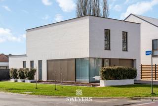 Voor meer info en foto’s, surf naar www.swevers.be – Deze exclusieve architectenwoning in de Meelbergstraat in Paal, gebouwd in 2025,...