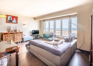 Spacieux appartement (91 m²) avec 2 chambres et vue frontale sur la mer, à vendre sur la digue de Koksijde-Bad. Ce bien est situé dans la...