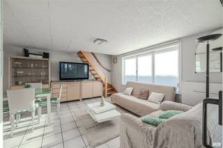 WONING IN WESTENDEWelkom in deze prachtige vakantiewoning gelegen in het gezellige kustplaatsje Westende. Deze moderne vakantiewoning combineert comfort, stijl en een geweldige locatie. Het pand beschikt over een lichte woonruimte met een open keuken, voorzien van alle nodige apparatuur. De gezellige zithoek met televisie biedt het perfecte ontspanningspunt voor het hele gezin.De woning beschikt over een volledig uitgeruste badkamer met douche en bad, voorzien van modern sanitair en spiegel. Doorheen het huis zijn er 2slaapkamers, waaronder een ruime slaapkamer met een dubbel bed en een 2de slaapkamer waar er plaats voorzien is voor 3 enkele bedden, ideaal voor gezinsvakantie of gasten.De indrukwekkende glazen veranda is een hoogtepunt van deze eigendom. Met panoramische ramen en deuren naar de tuin biedt dit vertrek maximaal daglicht en een directe verbinding naar buiten. Perfect voor ontspanning of gezellige maaltijden.De tuin is netjes onderhouden met groene hagen die privacy bieden. De vakantiewoning beschikt bovenop ook nog over zonnepanelen op het dak en er is recent een warmtepomp geplaatst wat zorgt voor een gunstig EPC-label.Er kan optioneel ook nog een garage worden bijgekocht voor een meerprijs van €45.000.