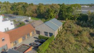 Op zoek naar een woning met karakter, ruimte en een rustige ligging? Deze charmante eigendom te Sint-Amands combineert authentieke elementen met een aangename woonomgeving en heel wat potentieel.<br /><br />Bij aankomst valt meteen de ruime oprit op, met plaats voor meerdere wagens. Via de garage betreden we de woning en komen we in de eerste inkomhal terecht die momenteel dienst doet als bureauruimte. Van hieruit bereiken we de gezellige leefruimte, waar de authentieke elementen zorgen voor een warme en huiselijke sfeer.<br /><br />Verder beschikt de woning over twee volwaardige slaapkamers en een volledig geïnstalleerde keuken met voldoende ruimte voor een gezellige eetplaats. Daarnaast is er een tweede inkomhal aanwezig. De badkamer is uitgerust met een douche in bad en een lavabo.<br /><br />Verder kunnen we nog een aparte bergruimte terugvinden en een gastentoilet.<br /><br />Ook buiten heeft deze woning heel wat te bieden. De groene tuin met terras vormt de ideale plek om te ontspannen, gezellig te aperitieven of te genieten van het rustgevende uitzicht. Een buitenruimte om tot rust te komen.<br /><br />Extra troeven zijn de ruime garage met plaats voor meerdere wagens en de enorme zolderverdieping, die tal van mogelijkheden biedt voor extra bergruimte of een verdere invulling naar eigen wens.<br /><br />Heb je interesse in deze halfopen bebouwing op een rustige locatie en groen zicht?<br />Neem gerust contact op via roy@julimmo.be of 0498 62 74 71.