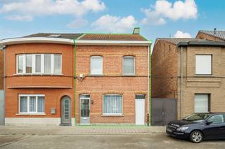 <h1><span>Te renoveren woning met vier slaapkamers en tuin in Kapelle-op-den-Bos</span></h1><p><span>Op zoek naar een leuke gezinswoning met veel potentieel? Deze woning in Kapelle-op-den-Bos is exact wat u zoekt! Om te beginnen beschikt de woning al over heel wat vierkante meters waar u volledig uw eigen ding van kunt maken. De zolder heeft een vaste trap, waardoor hier ook onmiddellijk een ruime slaapkamer van kan worden gemaakt. Een andere troef is de aparte doorgang aan de rechterkant van de woning, die de straat rechtstreeks met de tuin verbindt. Dankzij deze doorgang hoeft u met fietsen en vuilbakken nooit door de woning te wandelen. Tot slot spreken we hier ook over een uitstekende locatie. Het station van Kapelle-op-den-Bos bevindt zich op enkele minuten wandelen, winkels en scholen zijn vlakbij en voor wandelaars en fietsers is het slechts de straat uit om op de dijk van het kanaal terecht te komen.</span></p><h2><span>Indeling</span></h2><p><span>Gelijkvloers</span></p><ul><li><span>inkomhal</span></li><li><span>woonkamer</span></li><li><span>keuken</span></li><li><span>badkamer</span></li><li><span>tuinberging</span></li></ul><p><span>Eerste verdieping</span></p><ul><li><span>slaapkamer 1</span></li><li><span>slaapkamer 2</span></li><li><span>slaapkamer 3</span></li></ul><p><span>Zolder</span></p><ul><li><span>slaapkamer 4</span></li></ul><h2><span>Troeven</span></h2><ul><li><span>vier volwaardige slaapkamers</span></li><li><span>zij-ingang naar de tuin</span></li><li><span>uitstekende locatie</span></li></ul><p><span> </span></p><p><span>Ben jij geïnteresseerd in deze woning gelegen in Kapelle-op-den-Bos, ben je op zoek naar ander vastgoed, een investering of wens je de waarde van jouw eigendom te kennen? Dan ben je bij BOLT Immo aan het juiste adres! Wij helpen jou graag verder.</span></p>