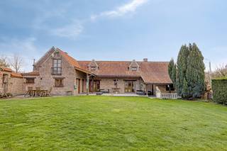 Deze landelijke woning heeft een bewoonbare oppervlakte van 307m² (exclusief loods en garages) en heeft dus tal van potentieel voor iedereen die...