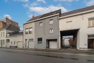 Op zoek naar een woning met zeer veel mogelijkheden? Deze ruime woning nabij het centrum van Harelbeke combineert wonen, werken en hobby onder één dak. Dankzij de strategische ligging nabij het station, scholen en invalswegen geniet u van een optimale bereikbaarheid.<br /><br />Troeven van deze woning:<br />- dubbele garage: plaats voor meerdere wagens of extra stockage.<br />- onderhoudsvriendelijke tuin met zuidgericht terras en een apart atelier achteraan.<br />- ruimtegevoel: hoge plafonds en 4 volwaardige slaapkamers.<br />- voorzien van hoogrendementsglas en geïsoleerde voorgevel.<br /><br />Op het gelijkvloers treft u de eetplaats met open keuken en een praktische wasberging. De eerste verdieping herbergt de sfeervolle woonkamer met aansluitend de badkamer en een prachtig zonneterras. De bovenverdiepingen bieden drie ruime kamers met een extra ruimte (ideaal als bureau of dressing) en een vierde slaapkamer op de zolderverdieping. Het atelier achteraan is de kers op de taart voor elke zelfstandige of hobbyist.<br /><br />EPC: 568 kWh/(m²/jaar) - UC: 3792723<br />REF: TM/26016/K