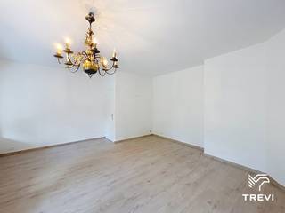 <strong>WATERMAAL-BOSVOORDE – Ideaal gelegen in een rustige en groene omgeving, in de directe nabijheid van winkels, openbaar vervoer en parken, schitterend 1-slaapkamerappartement van ±65m² bewoonbare oppervlakte gelegen op het gelijkvloers. Het appartement bestaat uit een inkomhal met inbouwkasten, een lichte en ruime woonkamer van ±29,5m² die toegang biedt tot een ruim terras van ±34m², een aparte volledig uitgeruste keuken (oven, kookplaat, dampkap, koelkast/vriezer, vaatwasser) die eveneens uitgeeft op het terras, een nachthal met apart toilet, een mooie slaapkamer van ±10,5m² en een douchekamer (douche, wastafel, aansluiting voor wasmachine). Kelder inbegrepen. Provisie voor lasten van € 200/maand (koud water, warm water, verwarming, gemeenschappelijke delen). Garagebox. EPC D-! Onmiddellijk beschikbaar. Afmetingen worden ter indicatie gegeven.</strong><br /><br />
<p><u>Op het gelijkvloers:</u></p>
<ul>
<li>Inkomhal met inbouwkasten</li>
<li>Woonkamer van ±29,5m² (6,3 x 4,71) met toegang tot het terras van ±34m²</li>
<li>Aparte volledig uitgeruste keuken (oven, kookplaat, dampkap, koelkast/vriezer, vaatwasser) met toegang tot het terras</li>
<li>Nachthal met apart toilet</li>
<li>Slaapkamer van ±10,5m² (3,4 x 3,12)</li>
<li>Douchekamer (douche, wastafel, aansluiting wasmachine)</li>
<li>Kelder nr. 52</li>
<li>Garagebox nr. 8 </li>
</ul>