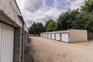 Op een zichtbare locatie aan de Ninovesteenweg in Aalst bieden wij deze interessante gelijkvloerse eigendom aan, bestaande uit drie...