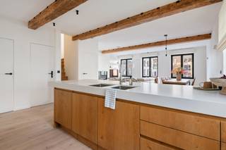 U komt rechtstreeks met de lift binnen in deze ruime en lichtrijke duplex penthouse, volledig gerenoveerd met hoogwaardige materialen. De...