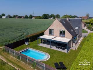 <strong>Droomt u van de ideale combinatie tussen landelijke rust en een vlotte bereikbaarheid? Immo Van Middelem stelt u graag deze ruime en lichtrijke villa (+/- 250 m²) voor, gelegen in een bijzonder rustige en groene omgeving, in een doodlopende straat nabij het centrum van Dilbeek.</strong> Deze woning is perfect voor gezinnen die op zoek zijn naar ruimte, comfort en een vleugje vakantiegevoel, terwijl scholen, winkels en openbaar vervoer zich vlakbij bevinden.<br /><br />De villa is opgedeeld in 2 niveaus: <br />- GELIJKVLOERS: inkomhal met apart toilet en vestiaire, lichtrijke leefruimte met grote raampartijen en directe toegang tot de tuin met ZWEMBAD en ruim overdekt terras, volledig ingerichte keuken met aansluitende wasplaats, inpandige garage met ruime berging; <br />- 1e VERDIEPING: ruime nachthal, bureau, 5 RUIME slaapkamers waarvan 1 met eigen badkamer alsook 2 afzonderlijke douchekamers, aparte WC;<br />- ZEER RUIME ZOLDER: 52 m², leidingen van water en elektriciteit werden reeds doorgetrokken, bereikbaar via trapladder. <br /><br />Comfort: alarmsysteem, laadpaal, alarmsysteem met camera’s; overdekt terras met ledverlichting en verwarming, verwarmd zwembad<br /><br />CV op stadsgas <br />EPC: 260 kWh/m².jaar - Label C (UC: 2201495)<br />Elektriciteit CONFORM tot 2051!<br />Asbestveilig. Vrij bij akte.
