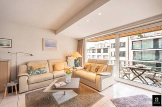 Appartement op een aantrekkelijke ligging met een zuidwestgericht terras aan de voorzijde en aan de achterzijde . <br />De brede leefruimte met open keuken vormt een aangenaam en functioneel geheel, ideaal voor zowel dagelijks comfort als ontspannen momenten. Het appartement beschikt over twee kamers: een volwaardige, ruime slaapkamer en een tweede kamer die flexibel kan worden ingericht als kinder-, werk- of logeerkamer.<br />Verder beschikt het appartement over een badkamer en een privatieve kelderberging in het gebouw. Mogelijkheid tot aankoop van een staanplaats aan €75.000.
