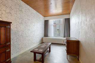 Te renoveren woning met ondergrondse garage, 2 slaapkamers en een koer.Indeling:Op het gelijkvloers vooraan, de leefruimte met centraal de eetkamer...