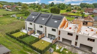 <p>Voor meer info of een bezoek, bel 053 59 49 34!</p><p><strong>LANCERINGSACTIE ! koop nu en geniet van een extra GRATIS staanplaats per woning! </strong></p><p>Ontdek dit stijlvolle nieuwbouwproject in het rustige en groene Galmaarden (Pajottegem), bestaande uit 7 BEN-woningen waarvan reeds 2 verkocht zijn. Deze moderne woningen combineren hoogwaardige afwerking met oog voor detail en optimaal wooncomfort.</p><p>De loten 1, 2, 3 en 7 kunnen nog volledig afgewerkt worden volgens uw eigen smaak en budget. Lot 7 komt bovendien in aanmerking voor aankoop aan 6% btw (onder voorwaarden).</p><p>Elke woning is energiezuinig uitgerust met een lucht-waterwarmtepomp, zonnepanelen, vloerverwarming én verkoeling, een regenwaterput en een voorbereid aansluitpunt voor een laadpaal in de carport. Binnenin geniet u van een lichtrijke leefruimte, 3 ruime slaapkamers en een stijlvolle badkamer met zowel ligbad als douche. Via de vaste trap bereikt u de zolderverdieping, die perfect kan ingericht worden als extra slaapkamers, hobbyruimte of polyvalente ruimte.</p><p>Buiten geniet u van een aangename zuidgerichte tuin waar rust centraal staat.</p>