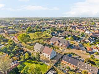 <p>Aan de rand van Harelbeke, op een rustige en groene locatie met vlotte verbinding naar Kortrijk, verrijst een nieuw woonproject met 26 kwaliteitsvolle woningen. Deze eigentijdse verkaveling brengt het beste van twee werelden samen: een ontspannen, residentiële omgeving en een uitstekende bereikbaarheid van scholen, winkels en belangrijke uitvalswegen.<br /><br /><strong>Hedendaags en energiezuinig wonen</strong><br /><br />De woningen, zowel halfopen als rijwoningen, worden gebouwd volgens de huidige energienormen en uitgerust met moderne technieken zoals ventilatie D, vloerverwarming, warmtepomp en zonnepanelen. Hierdoor geniet je van een duurzame, comfortabele en energiezuinige thuis die klaar is voor de toekomst.<br /><br />Met bewoonbare oppervlaktes tussen de 122 en 162 m² en standaard vier slaapkamers biedt elke woning een doordachte indeling waarbij leefruimte, licht en functionaliteit centraal staan. Een carport bij elke woning en een grote, centrale groenzone binnen de verkaveling vormen extra troeven voor wie houdt van ruimte en rust.<br /><br /><strong>Een thuis die bij je past</strong><br /><br />De woningen worden volledig afgewerkt en bieden ruime keuzemogelijkheden in materialen en afwerking. Hierdoor kun je je nieuwe woonst vormgeven in de stijl die bij jou past, binnen het comfort van een sleutel-op-de-deur aanpak.<br /><br /><strong>Ideaal voor gezinnen en rustzoekers</strong><br /><br />Dankzij de kindvriendelijke omgeving, de groene invulling van het project en de perfecte balans tussen rust en nabijheid van stedelijke voorzieningen, is dit woonproject ideaal voor gezinnen, starters en iedereen die waarde hecht aan hedendaags wooncomfort in een aangename, open buurt.<br /><br /><span><strong>6% BTW mogelijk voor lot 16 & 17!</strong></span><br /><br />Indien u vrijblijvend een bezoek wenst aan het project, neem dan zeker contact met Immo Beguin via emiel@immobeguin.be</p>